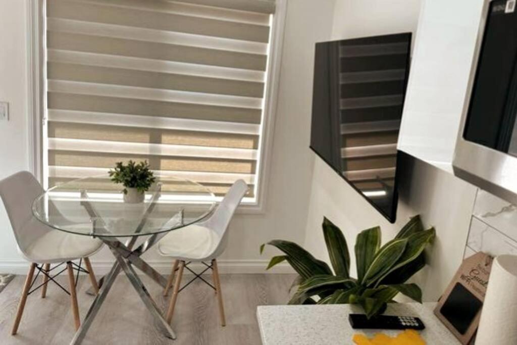 Award Winning Boho Paradise Sunlit Modern Suite YYC Buitenkant foto