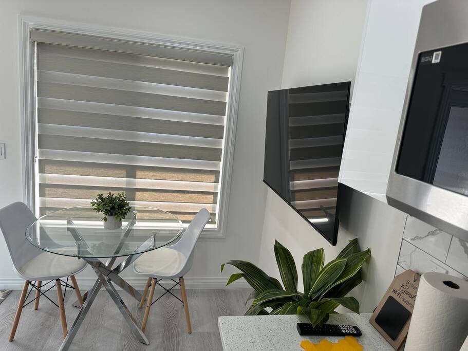 Award Winning Boho Paradise Sunlit Modern Suite YYC Buitenkant foto